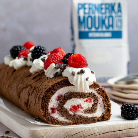 Kakaová roláda s&nbsp;čerstvým ovocím