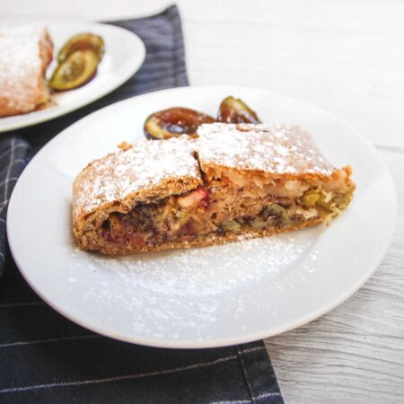 Celozrnný špaldový závin so slivkami