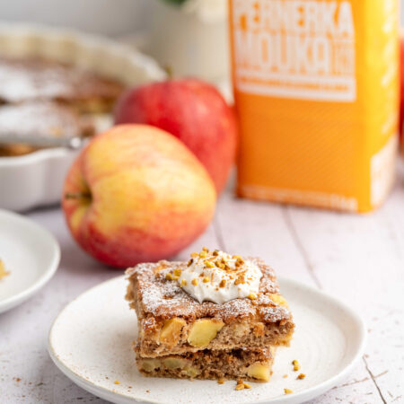 Orechový koláč s jablkami