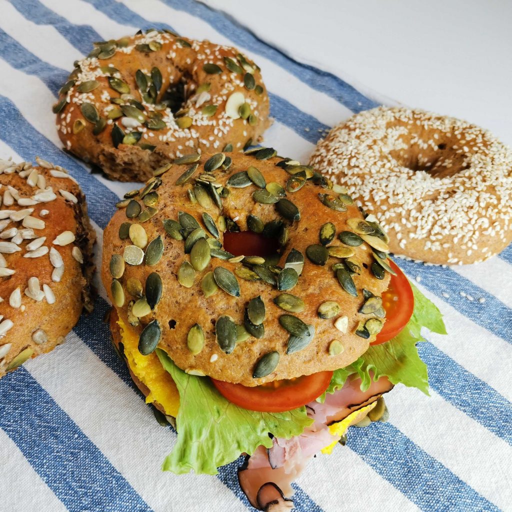 Celozrnný Bagel z celozrnnej pšeničnej múky Pernerky.