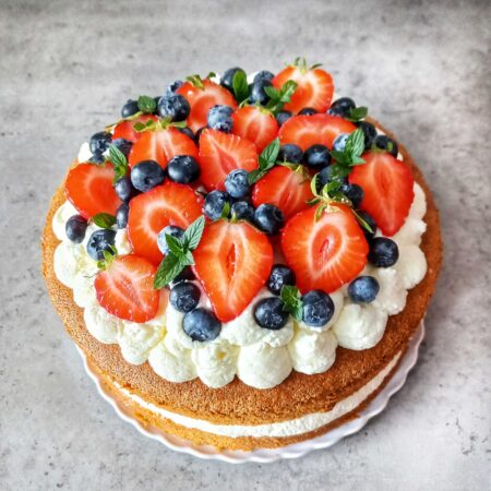 Piškótova torta s letným ovocím