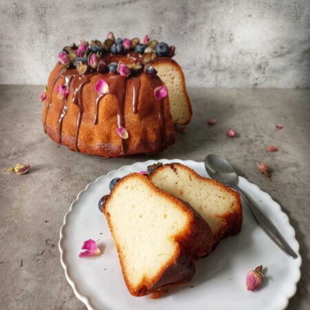 Bábovka z ryžovej múky s čučoriedkami a čokoládou