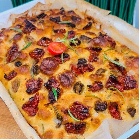 Focaccia s rozmarínom a sušenými paradajkami