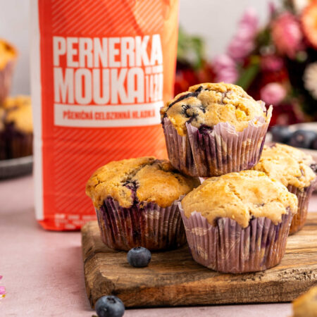 Muffiny s bielou čokoládou a čučoriedkami