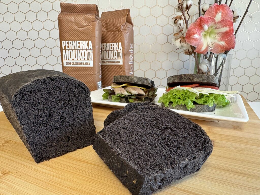 Čierny celozrnný chlieb z ražnej a pšeničnej celozrnnej Pernerky