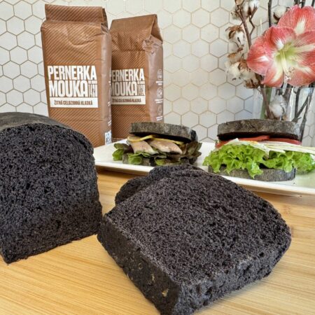 Čierny celozrnný chlieb