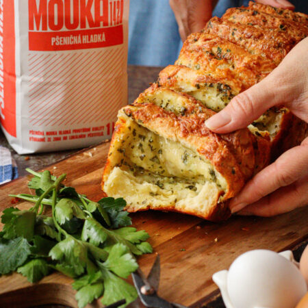 Trhací chlieb so syrom